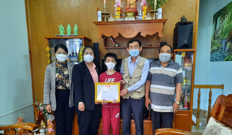 Lãnh đạo UBND Phường 3 cùng Tổ dân phố, Đoàn thanh niên Phường tới thăm, tặng giấy khen cho học sinh Vũ Trần Thuận Phúc