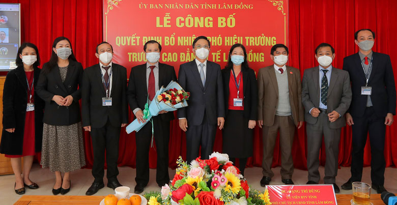 Phó Chủ tịch UBND tỉnh Lâm Đồng Đặng Trí Dũng trao quyết định bổ nhiệm Phó hiệu trưởng Trường Cao đẳng Y tế Lâm Đồng và tặng hoa chúc mừng ông Lý Duy Hưng.