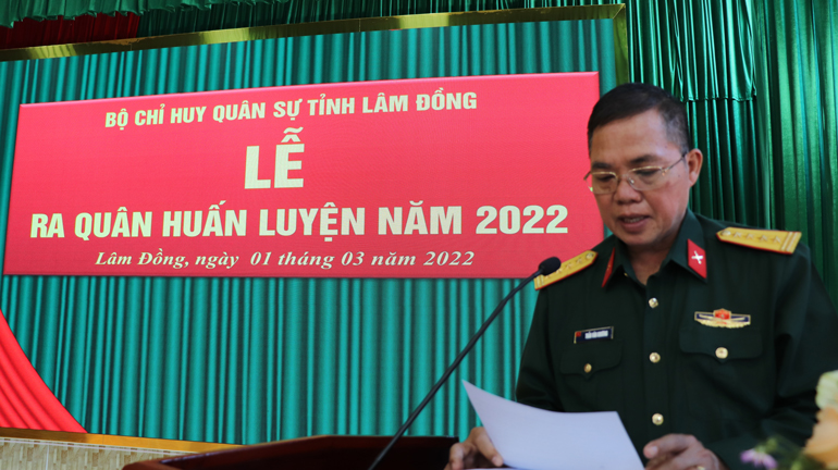 Đại tá Trần Văn Khương - Chính uỷ Bộ CHQS tỉnh phát động thi đua huấn luyện trong toàn LLVT tỉnh