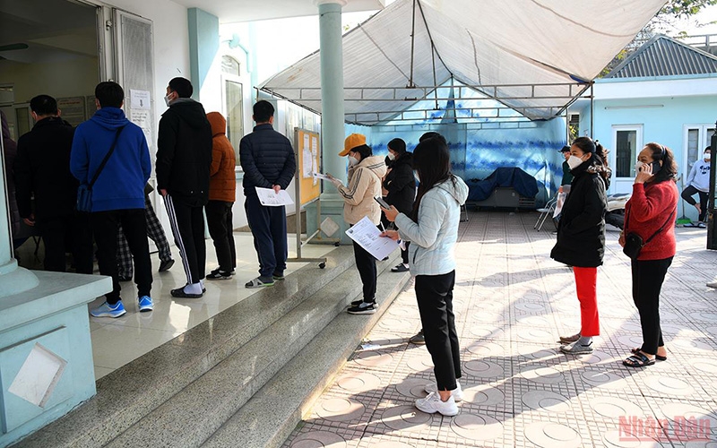 Người dân xếp hàng lấy giấy chứng nhận khỏi bệnh Covid-19 tại phường Hoàng Liệt, quận Hoàng Mai, Hà Nội
