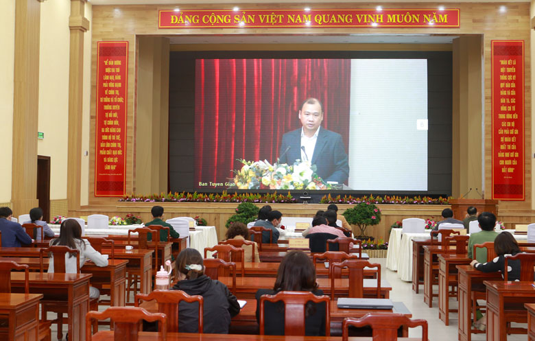 Đồng chí Lê Hải Bình - Ủy viên dự khuyết Ban Chấp hành Trung ương Đảng, Phó Trưởng Ban Tuyên giáo Trung ương phát biểu kết luận hội nghị