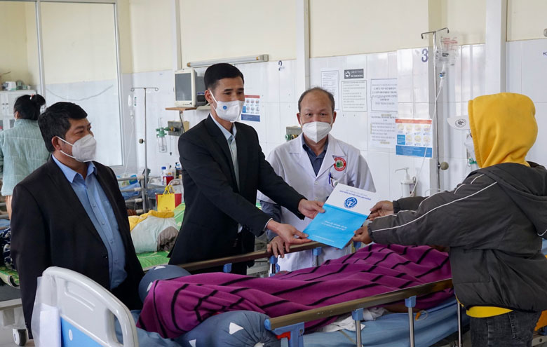Lãnh đạo Cơ quan BHXH Lâm Đồng trao tặng quà cho bệnh nhân có hoàn cảnh khó khăn nằm viện điều trị tại Bệnh viện Đa khoa Lâm Đồng trong dịp Tết Nguyên đán Nhâm Dần 2022