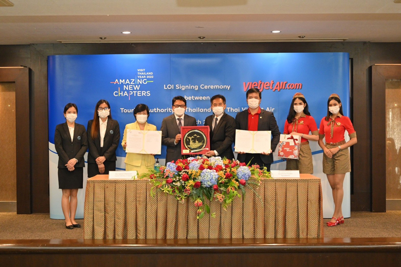 Đại diện lãnh đạo Vietjet Thái Lan và TAT cùng ký kết thoả thuận hợp tác chiến lược thúc đẩy phục hồi du lịch.