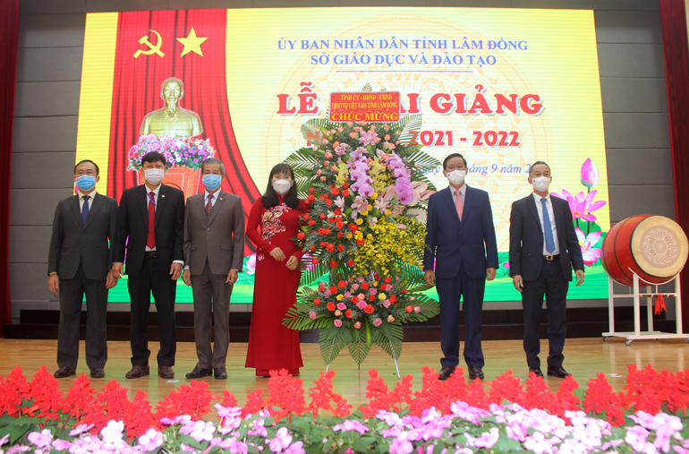 Lãnh đạo tỉnh Lâm Đồng tặng hoa chúc mừng lãnh đạo ngành giáo dục và đào tạo nhân dịp khai giảng năm học 2021 - 2022