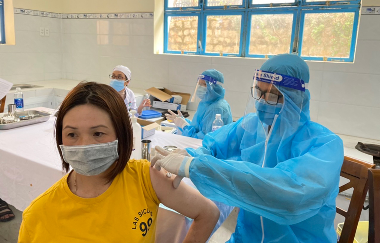 Hôm nay, Trung tâm Y tế TP Đà Lạt tiếp tục tổ chức tiêm vắc xin phòng Covid-19 tại Trường Tiểu học Mê Linh