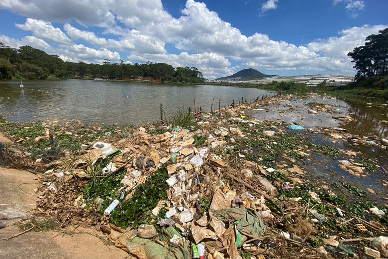Hồ Than Thở lại ngập rác thải