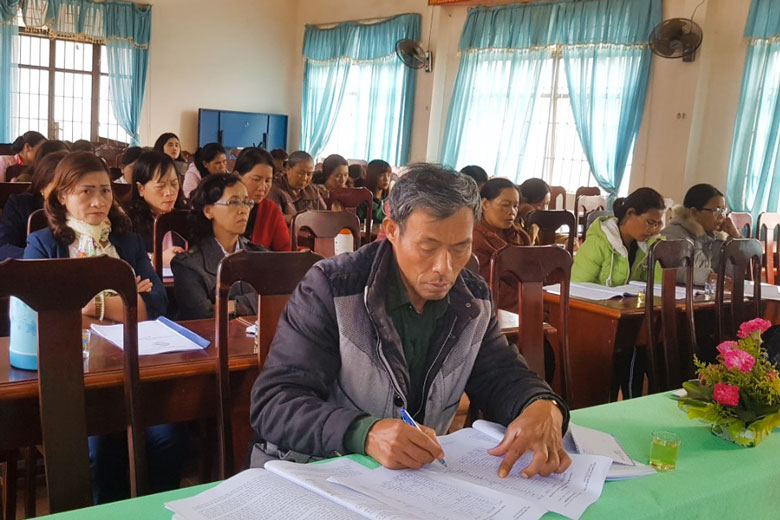 Chị em hội viên phụ nữ xã Ka Đô tham dự Hội nghị Tuyên truyền phổ biến pháp luật