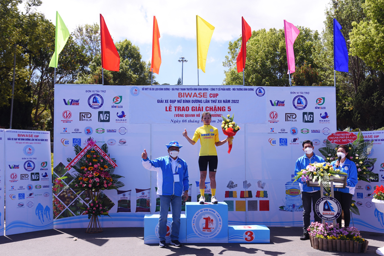 Tay đua Nguyễn Thị Như Quỳnh của đội BIWASE Bình Dương - áo vàng sau chặng 5