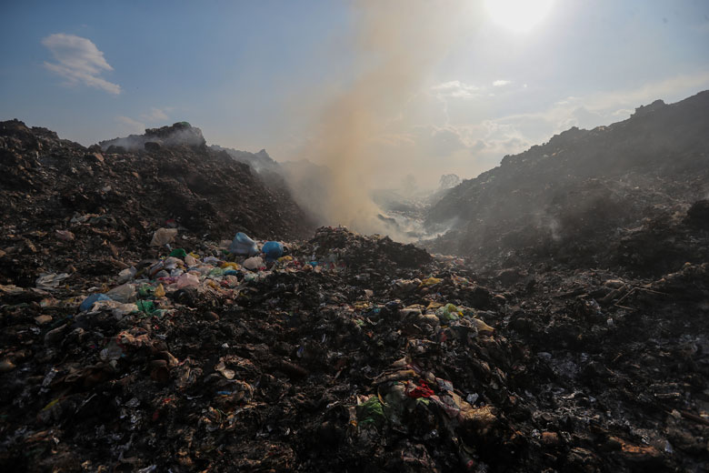Bãi rác tập trung Lâm Hà cháy từ đầu năm 2022 cho tới nay nhưng chưa thể dập tắt