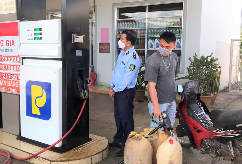 Lực lượng chức năng kiểm tra và phát hiện vi phạm tại Cửa hàng xăng dầu Trang Phước Lộc (Di Linh
