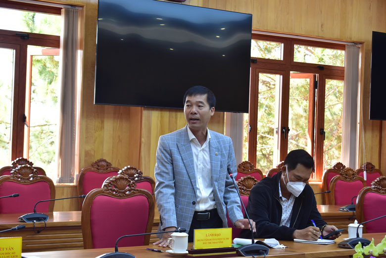 Lãnh đạo Trung tâm Huấn luyện và thi đấu thể dục thể thao tỉnh báo cáo thực trạng bóng đá Lâm Đồng