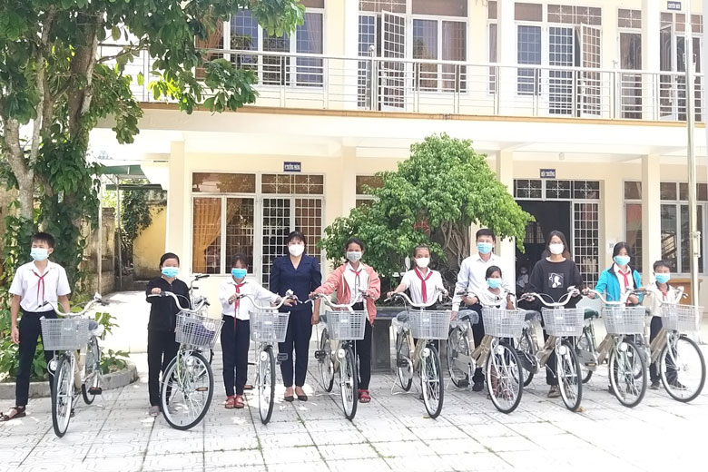Hội Liên hiệp Phụ nữ huyện Cát Tiên cùng Quỹ Bảo trợ trẻ em tỉnh Lâm Đồng tặng 10 chiếc xe đạp và 240 phần quà với số tiền trị giá 150 triệu đồng cho trẻ em nghèo, trẻ khuyết tật, mồ côi trên địa bàn huyện