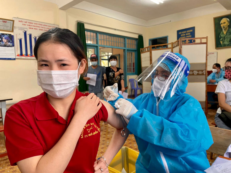 Lâm Đồng tiếp tục triển khai tiêm vắc xin phòng Covid-19 đợt 37 nhằm giảm thấp nhất ca bệnh nặng, tử vong do Covid-19.
