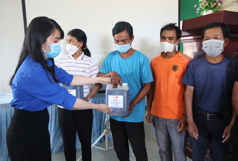 Đội Tri thức trẻ tình nguyện Trường Đại học Yersin Đà Lạt tặng chế phẩm sinh học cho các hộ dân tại địa phương