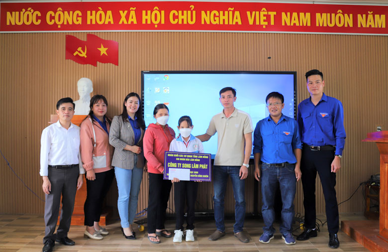 Đại diện Chi đoàn Báo Lâm Đồng, Công ty Song Lâm Phát và Ban giám hiệu nhà trường trao học bổng đỡ đầu cho em Trần Thị Hoài Thương