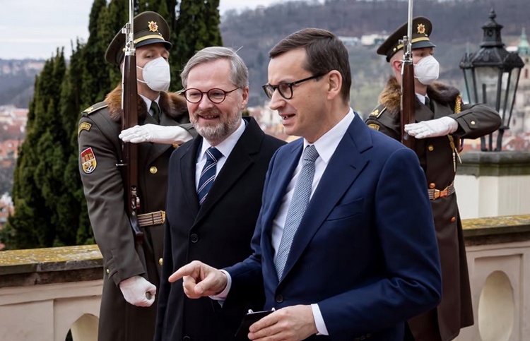 Thủ tướng Ba Lan Mateusz Morawiecki và người đồng cấp Séc Petr Fiala (trái) trong một cuộc gặp