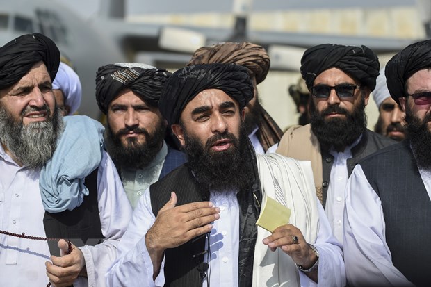 Người phát ngôn của lực lượng Taliban Zabihullah Mujahid (giữa) phát biểu tại sân bay Kabul, Afghanistan, ngày 31/8/2021