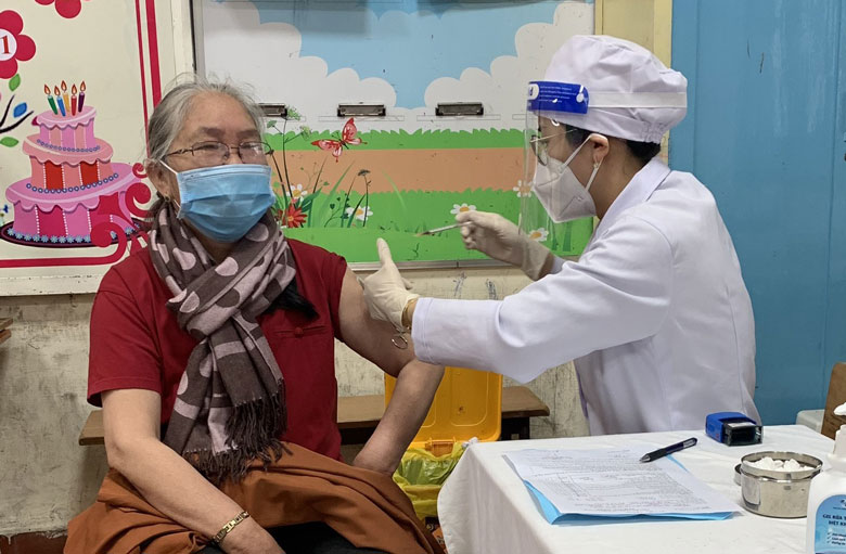 Sáng nay, TP Đà Lạt tiếp tục tổ chức tiêm vắc xin phòng Covid-19 tại Trường Tiểu học Mê Linh.