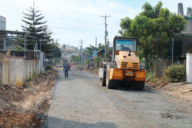 Lâm Hà đang đẩy nhanh dự án xây dựng tuyến đường từ thôn Tân Hòa đi thôn Thạch Thất (xã Tân Văn) và đường từ Mê Linh đi xã Tà Nung (TP Đà Lạt).