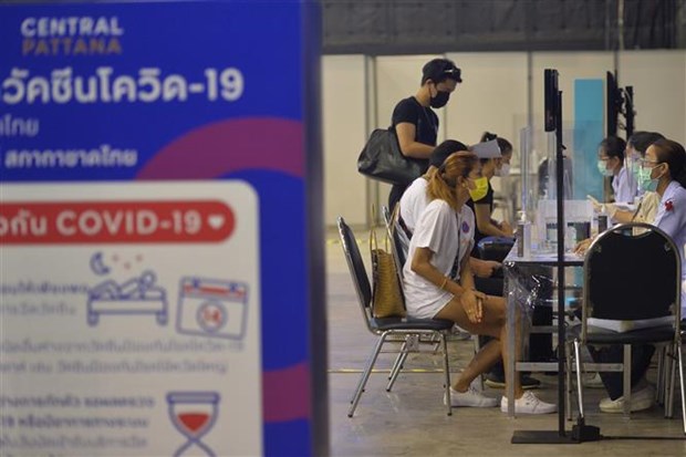 Tiêm vaccine ngừa COVID-19 cho người dân tại Bangkok (Thái Lan).