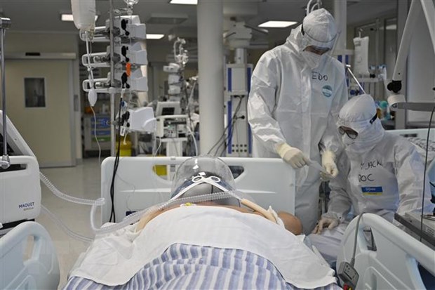 Nhân viên y tế điều trị cho bệnh nhân COVID-19 tại Rome, Italy ngày 30/12/2021. 