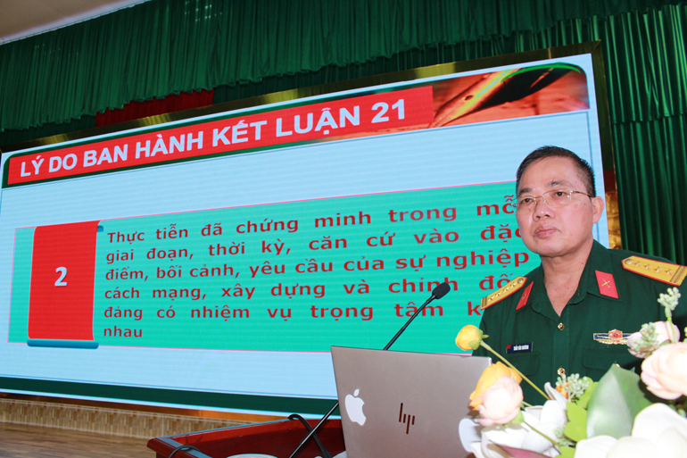 Đại tá Trần Văn Khương – Chính uỷ Bộ CHQS tỉnh giới thiệu các chuyên đề tại điểm cầu Bộ CHQS tỉnh