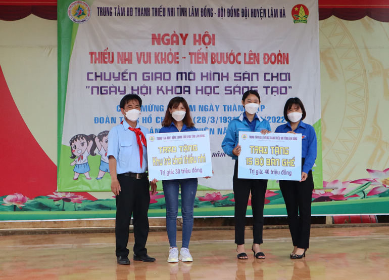Trung tâm Hoạt động Thanh thiếu nhi tỉnh Lâm Đồng trao tặng bảng tượng trưng khu vui chơi và bàn ghế tại xã Hoài Đức