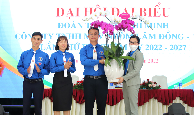 Đồng chí Trần Thị Chúc Quỳnh – Bí thư Tỉnh Đoàn Lâm Đồng tặng hoa chúc mừng Đại hội