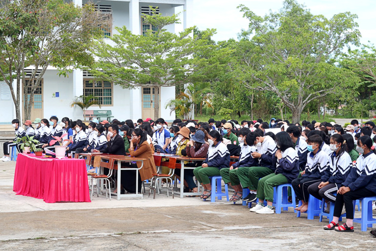 Giáo viên và học sinh Trường THPT Nguyễn Chí Thanh (Đam Rông) lắng nghe các thông tin tuyên truyền về biển đảo