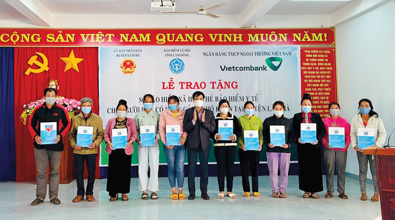 BHXH tỉnh tổ chức lễ trao tặng sổ BHXH và thẻ BHYT cho người dân có hoàn cảnh khó khăn tại xã Phúc Thọ (Lâm Hà)