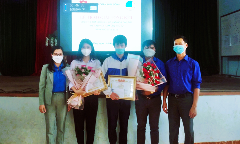 Khen thưởng 2 học sinh lọt vào vòng chung kết Cuộc thi ''Tự hào Việt Nam'' năm học 2021 – 2022