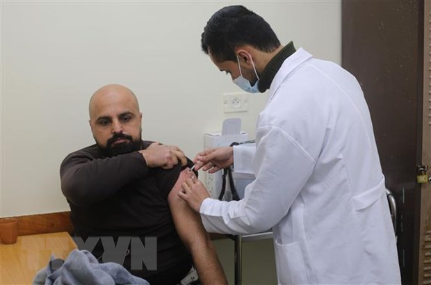 Nhân viên y tế tiêm vaccine phòng COVID-19 cho người dân tại Rafah, Dải Gaza, ngày 20/3/2022