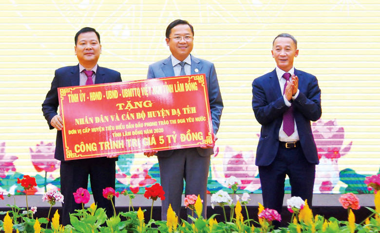 Chủ tịch UBND tỉnh Trần Văn Hiệp tặng công trình phúc lợi 5 tỷ đồng cho huyện Đạ Tẻh tại Hội nghị Tổng kết phong trào Thi đua yêu nước năm 2020 và ký kết giao ước thi đua năm 2021. Ảnh: Văn Báu