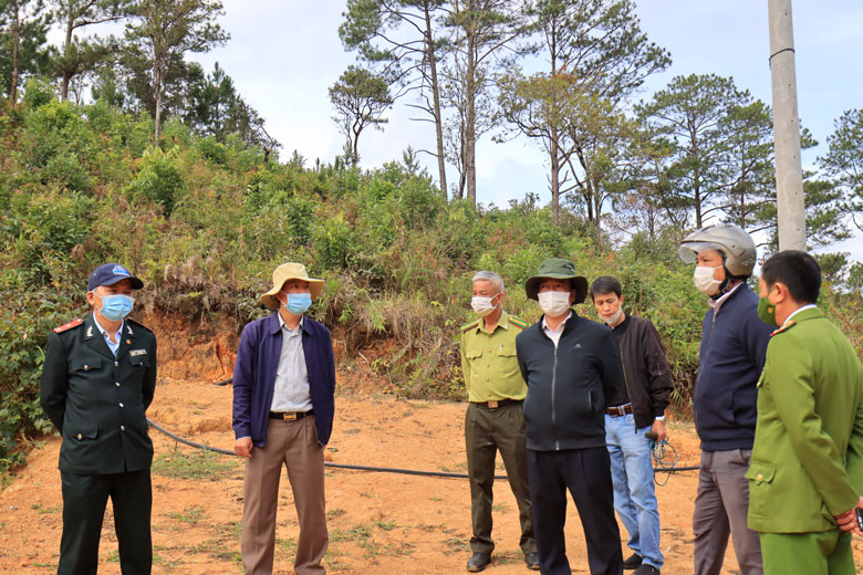 Lãnh đạo UBND huyện Lạc Dương kiểm tra vụ bao chiếm đất công trái phép tại xã Lát