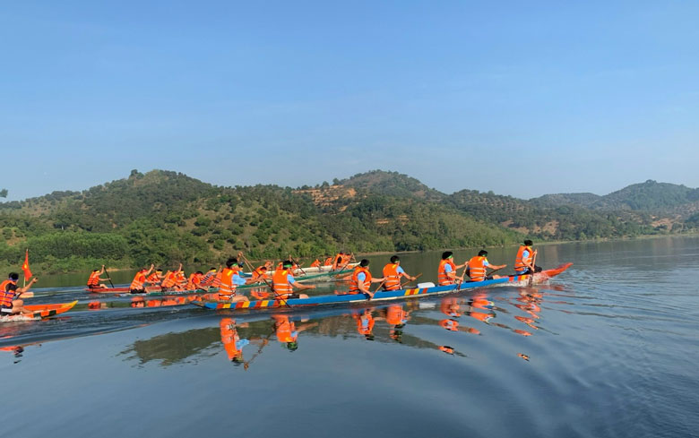 Giải đua thuyền truyền thống trên hồ Đạ Hàm, huyện Đạ Tẻh. Ảnh: Hồ Quốc Phong
