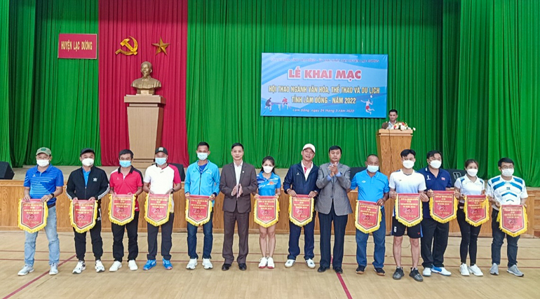 Ông Nguyễn Tiến Hải, Phó Giám đốc Sở Văn hóa Thể thao và Du lịch trao cờ lưu niệm cho các đoàn tham gia hội thao