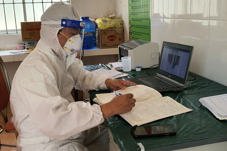 BSCKI Đỗ Văn Chiến tham gia điều trị chùm ca bệnh COVID-19 đầu tiên ở Lâm Đồng tại huyện Đạ Tẻh tháng 7/2021.