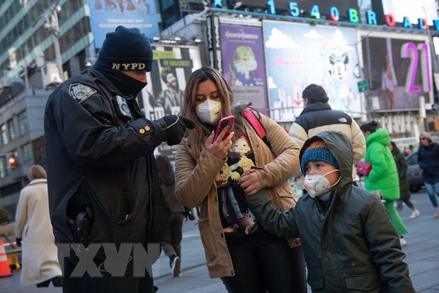 Người dân đeo khẩu trang phòng lây nhiễm COVID-19 tại New York, Mỹ