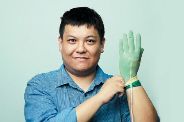 Găng tay điện tử thông minh giúp bác sỹ truyền lại kỹ thuật mổ