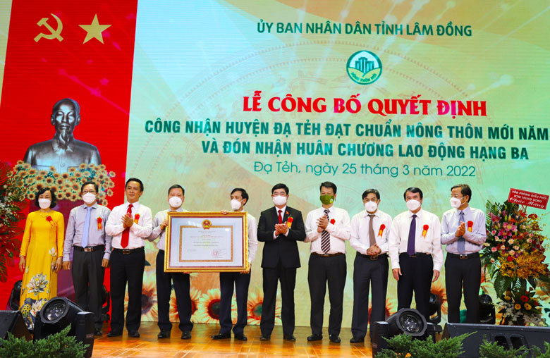 Huyện Đạ Tẻh đón nhận Bằng công nhận đạt chuẩn huyện NTM.