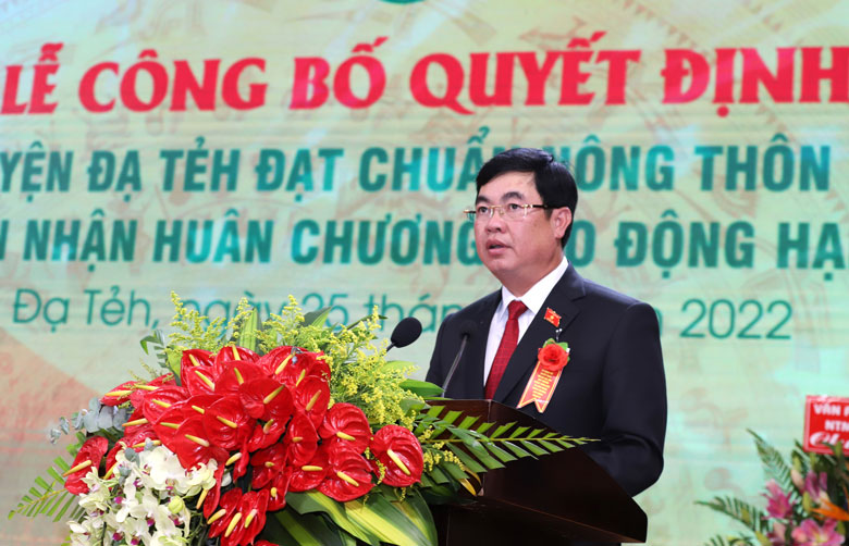 Phó Bí thư Thường trực Tỉnh ủy Lâm Đồng Trần Đình Văn phát biểu tại buổi lễ.