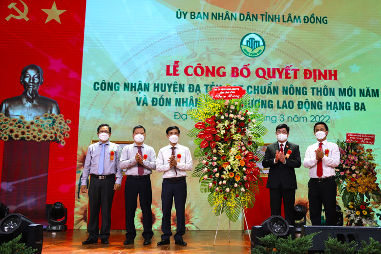 Đồng chí Trần Đình Văn - Phó Bí thư Thường trực Tỉnh ủy Lâm Đồng tặng hoa chúc mừng Đảng bộ, chính quyền và Nhân dân huyện Đạ Tẻh.