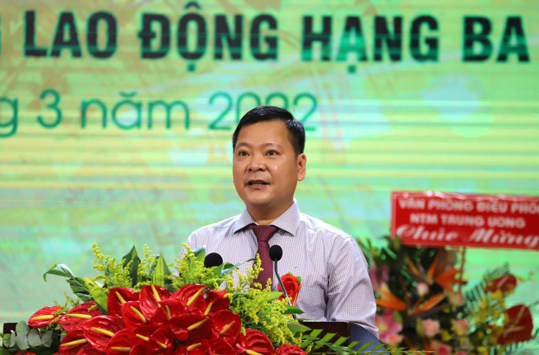 Đồng chí Tống Giang Nam – Chủ tịch UBND huyện Đạ Tẻh báo cáo tại buổi lễ.