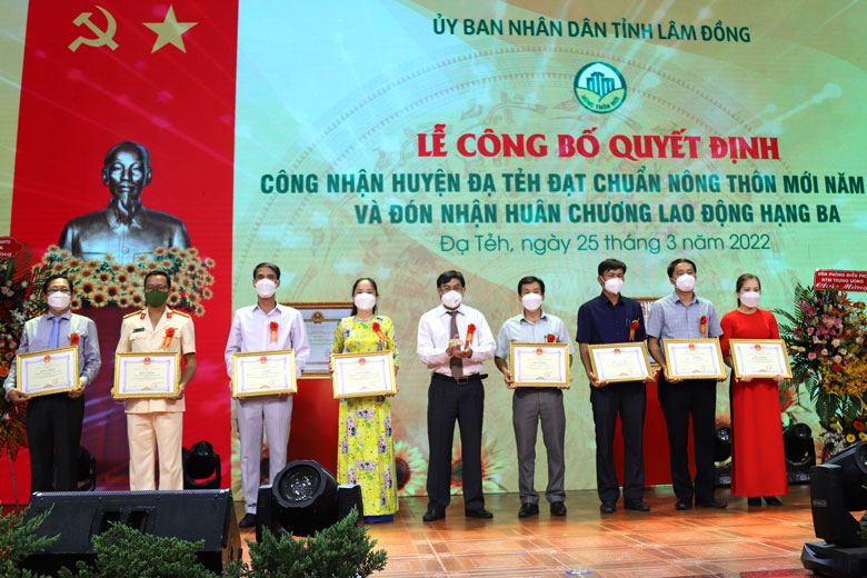 Các tập thể nhận khen thưởng của Chủ tịch UBND tỉnh Lâm Đồng.