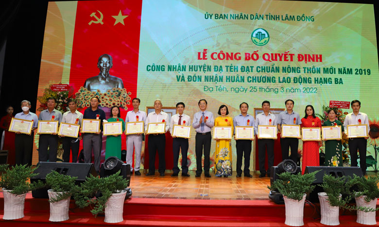 Các cá nhân đón nhận Bằng khen của Chủ tịch UBND tỉnh Lâm Đồng.