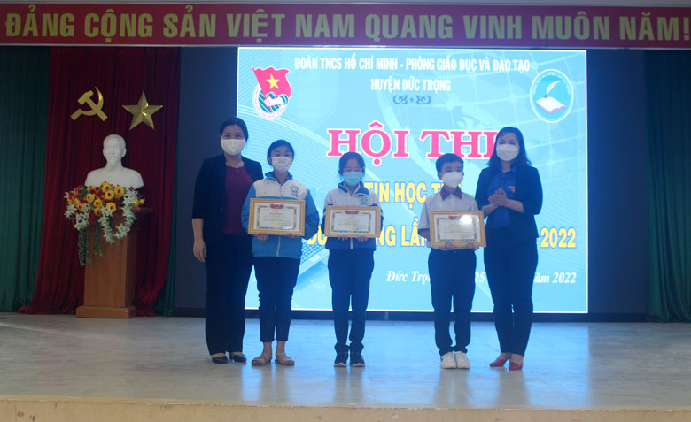 Khen thưởng các học sinh đạt giải cao.