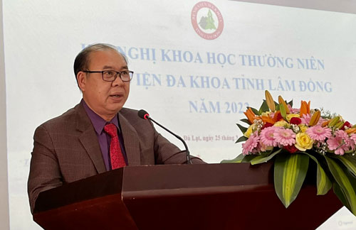 BSCKII Bùi Văn Nhân - Phó Giám đốc BVĐK Lâm Đồng, Chủ tịch Hội đồng Khoa học của Bệnh viện phát biểu khai mạc hội nghị.
