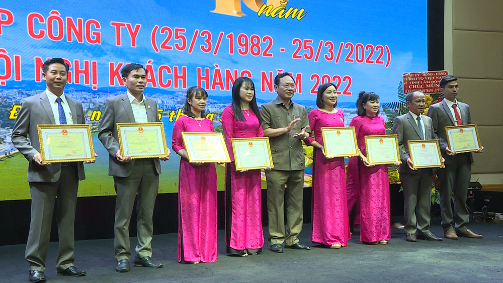 Đồng chí Nguyễn Văn Yên - Ủy viên Ban Thường vụ, Trưởng Ban Nội chính Tỉnh ủy trao bằng khen cho các đại lý