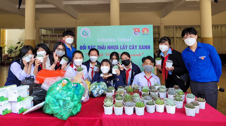 Học sinh Trường THCS Quang Trung tham gia đổi rác thải lấy cây xanh