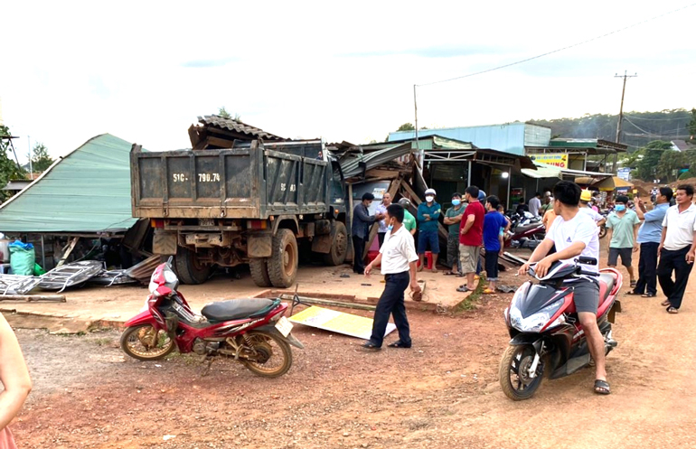Hiện trường xe ben lao vào tông sập quán phở của người dân tại xã B’Lá (huyện Bảo Lâm)
